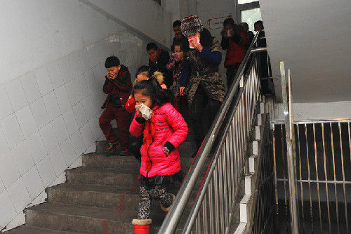 學(xué)生們正在進行火災(zāi)逃生演練